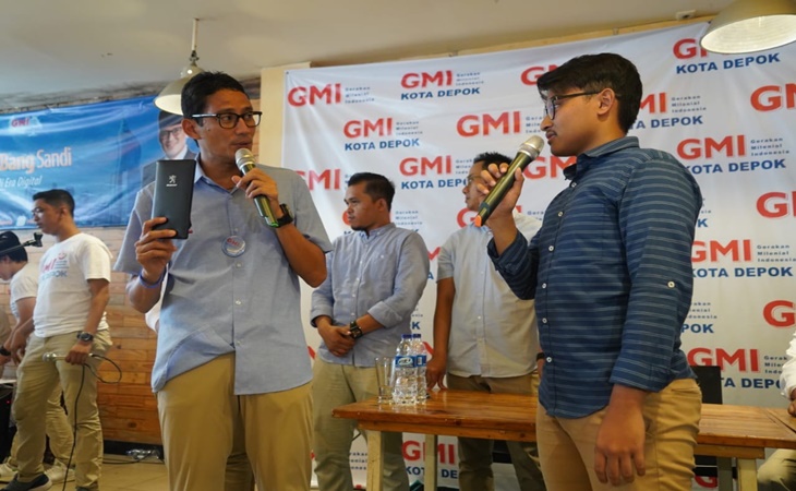 Ketika Anak UI Depok Beri Dompetnya Kepada Sandiaga Uno