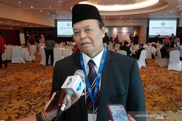Wakil Ketua MPR RI Hidayat Nur Wahid ditemui di sela-sela lokakarya internasional tentang dialog antarkeyakinan untuk mengantisipasi konflik, di Jakarta, Rabu (18/12/2019). (ANTARA/Yashinta Difa)