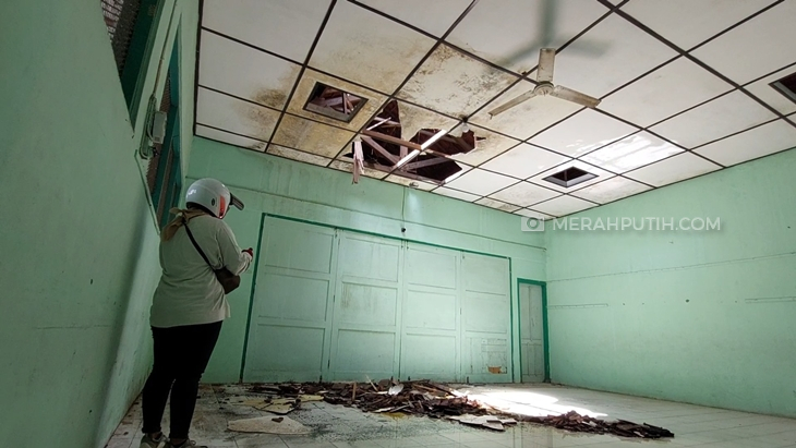 Plafon ruangan SD Joyotakan, Kelurahan Joyotakan, Kecamatan Serengan, Solo, Jawa Tengah ambrol, Selasa (14/12). (MP/Ismail)