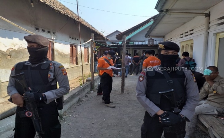 Polisi bersenjata lengkap melakukan penggeledahan di kediaman terduga teroris W di Cirebon, Jawa Barat (MP/Mauritz)