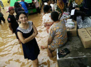 Wanita Cantik di Tengah Banjir ini Buat Netizen Gagal Fokus