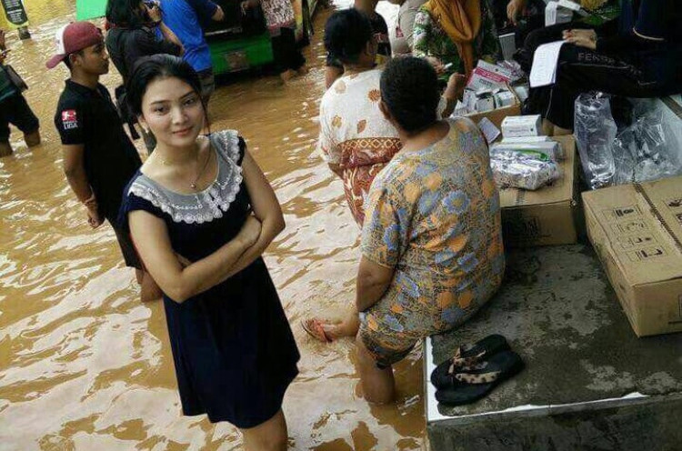 Wanita Cantik di Tengah Banjir ini Buat Netizen Gagal Fokus