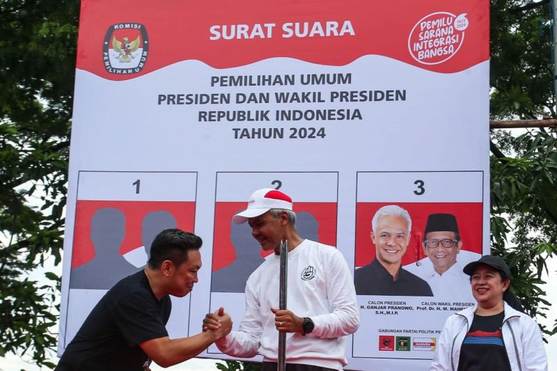 Capres nomor urut 3, Ganjar Pranowo (tengah), dalam acara 'Penguin Fun Walk' di Waduk Pluit, Penjaringan, Jakarta Utara, Sabtu (3/2)