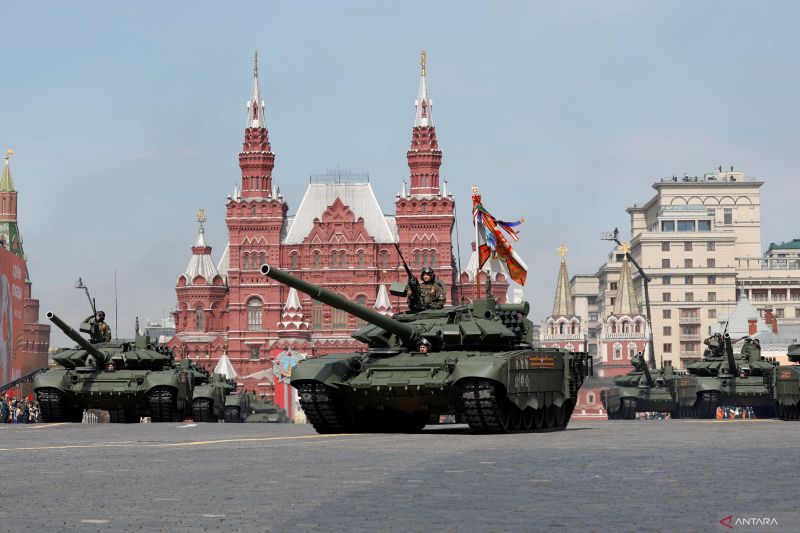 ejumlah tank Rusia berjalan melewati Lapangan Merah saat latihan parade militer untuk menandai peringatan kemenangan atas Nazi Jerman dalam Perang Dunia Kedua di pusat kota Moskow, Rusia, Sabtu (7/5/2022). ANTARA FOTO/Reuters-Maxim Shemetov/hp.