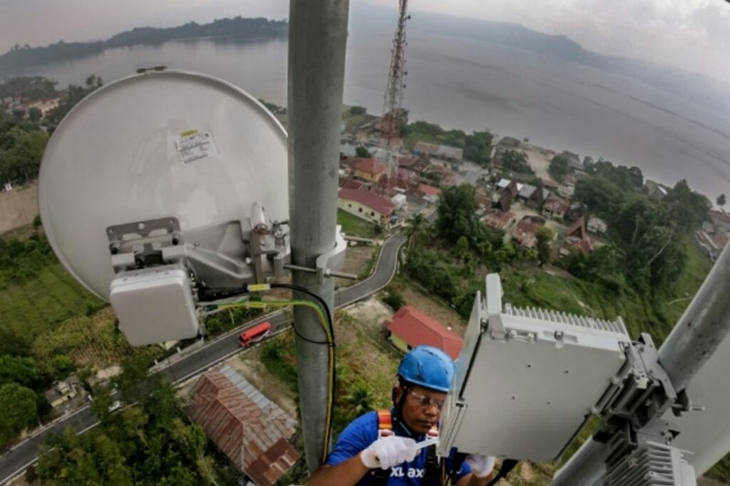 Ilustrasi. Teknisi XL Axiata sedang melakukan pemeriksaan terhadap perangkat BTS di daerah Wisata Danau Toba, Samosir. XL Axiata terus meningkatkan kenyamanan pelanggan atas akses internet cepat dan layanan data di berbagai kawasan wisata Sumatera. (ANTARA/HO-XL Axiata)