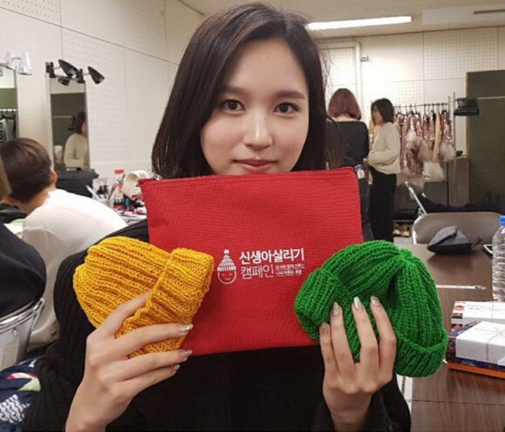Mina TWICE membuat topi rajutan untuk kampanye Foto: Instagram/@twicetagram)