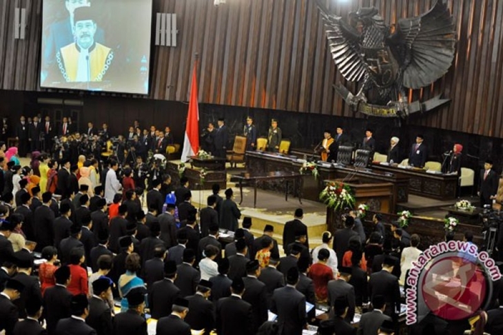Dokumentasi Pengucapan Sumpah MPR-DPR-DPD RI Ketua Mahkamah Agung Hatta Ali (kanan) memimpin pengucapan sumpah jabatan anggota MPR-DPR-DPD RI di Gedung Nusantara, Parlemen Senayan, Jakarta, Rabu (1/10). Pelantikan serta pengucapan sumpah jabatan diikuti oleh 560 anggota DPR dan 132 anggota DPD, dengan total anggaran sekitar Rp16 miliar. (ANTARA FOTO/Yudhi Mahatma)