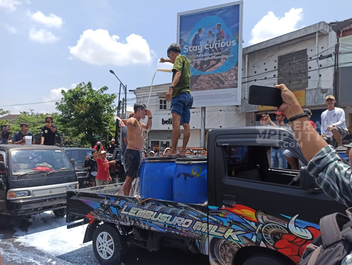 Aksi Protes Pedagang-Peternak Boyolali Buang Susu Rp 400 Juta Buat Mandi