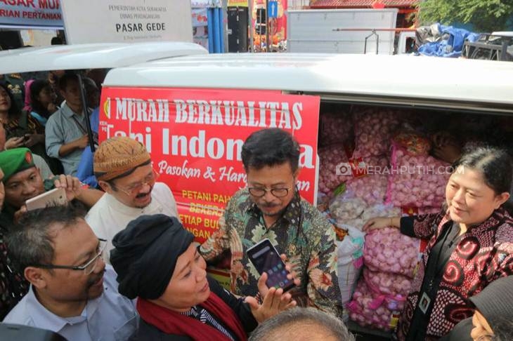 Menteri Pertanian Syahrul Yasin Limpo menggelar operasi pasar bawang putih dan cabai rawit di Pasar Gede Solo, Jawa Tengah, Kamis (13/2). (MP/Ismail)