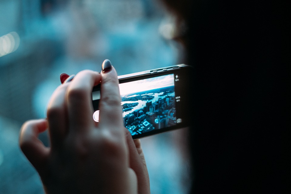 Mengambil gambar melalui smartphone memang menjadi alternatif lain (Pixabay/Free-Photos)