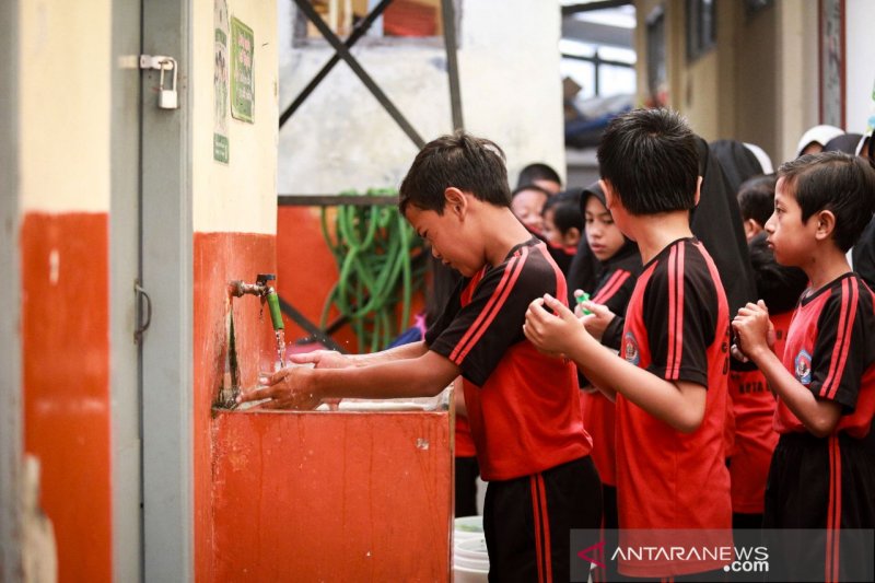 Siswa sekolah lakukan senam cuci tangan untuk mencegah penularan COVID-19. (ANTARA/Bagus Ahmad Rizaldi)