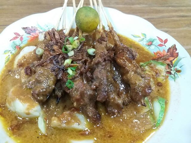 Sate kuah Pontianak, khas Kota Pontianak, Kalimantan Barat. (Instagram/ jajan.jalanan)
