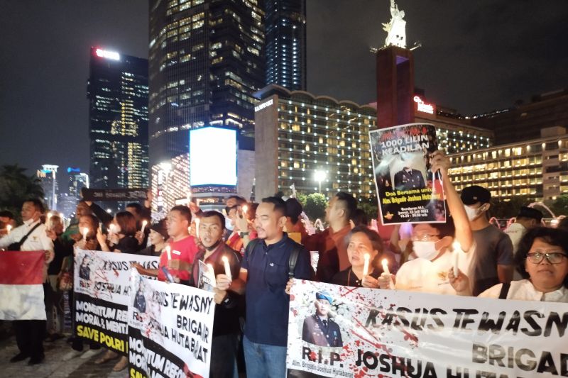 Puluhan Orang Gelar Aksi 1.000 Lilin untuk Brigadir J
