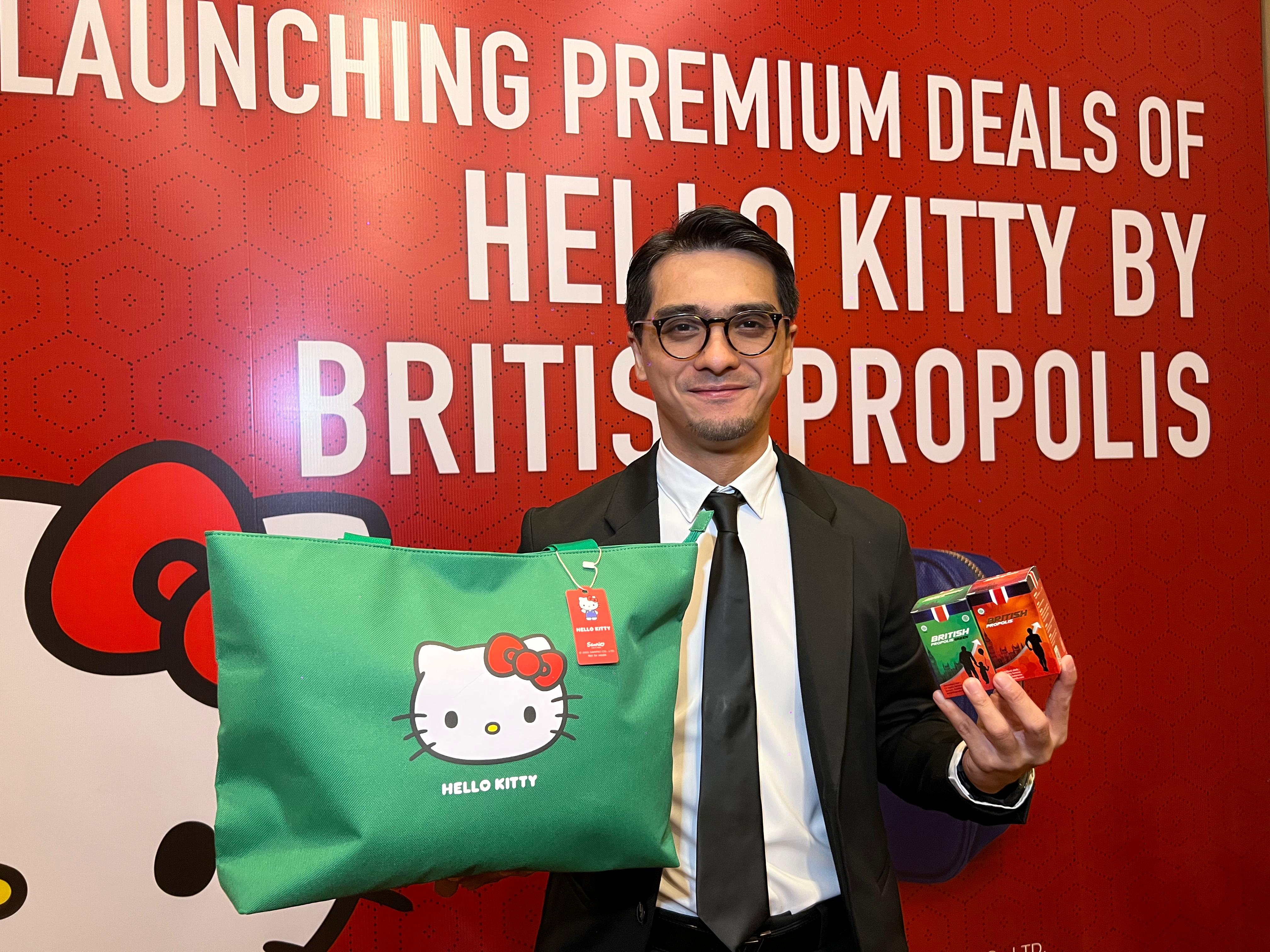 Ada Totebag British Propolis Edisi Hello Kitty dari Ricky Harun, Cute Banget Buat Ibu-ibu Belanja
