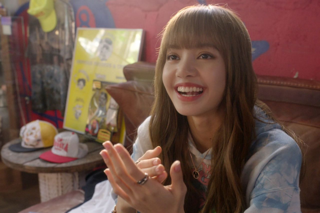 Lisa tidak bisa bahasa Korea sama sekali saat training di Korea. (Foto Netflix)