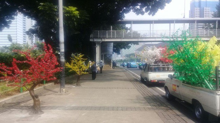 Bunga Plastik di Jalan MH Thamrin