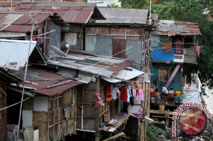 Arsip - Permukiman bantaran kali di kawasan Manggarai, Jakarta, Senin (15/10). ( ANTARA FOTO/M Agung Rajasa/ss/ama/12)