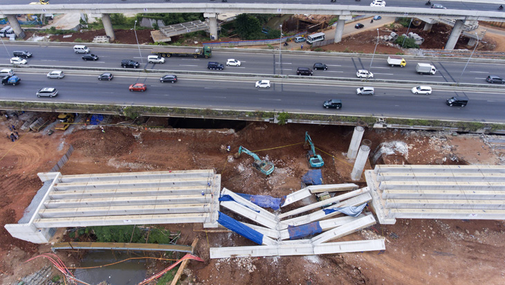 Bantalan Jalan Tol Depok-Antasari Patah Timpa Truk 