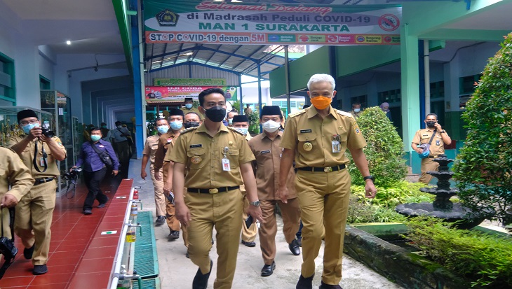 Gubernur Jawa Tengah, Ganjar Pranowo,  mengecek pembelajaran tatap muka di MAN 1 Solo, Senin (29/3). (MP/Ismail)