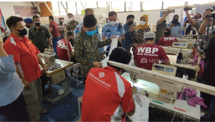  Wali Kota Solo Gibran Rakabuming Raka meninjau pabrik garmen di Rutan Kelas 1 Surakarta, Jawa Tengah, Rabu (15/9). (MP/Ismail)