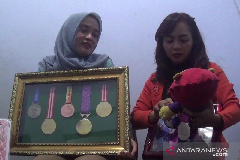 Keluarga atlet senam artistik Shalfa Avrila Siani saat di Kediri, Jawa Timur. (Antara Jatim/ HO)