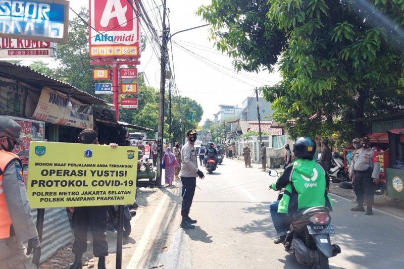 Tiga pilar Kecamatan Mampang Prapatan melaksanakan operasi yustisi protokol kesehatan di wilayah Mampang Prapatan, Kamis (17/9/2020) (ANTARA/HO-Polsek Mampang Prapatan)