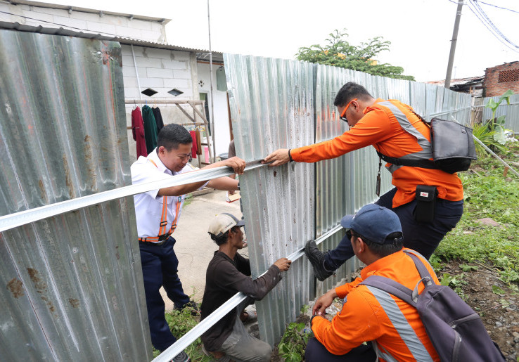 Dianggap Membahayakan Perjalanan Kereta Api, Bantaran Rel Tanjung Priok Dipagari