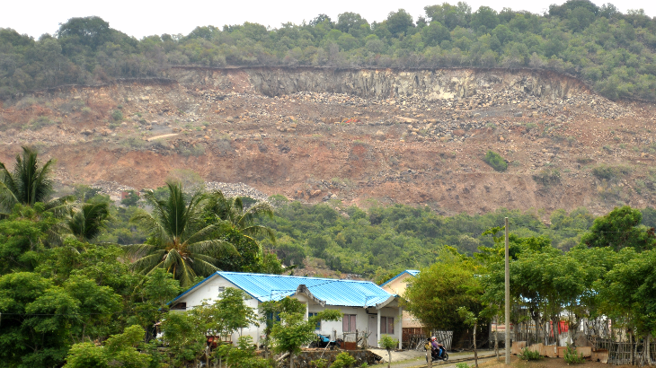 Tanah Longsor Sapu Pemukiman, 200 Lebih Tewas