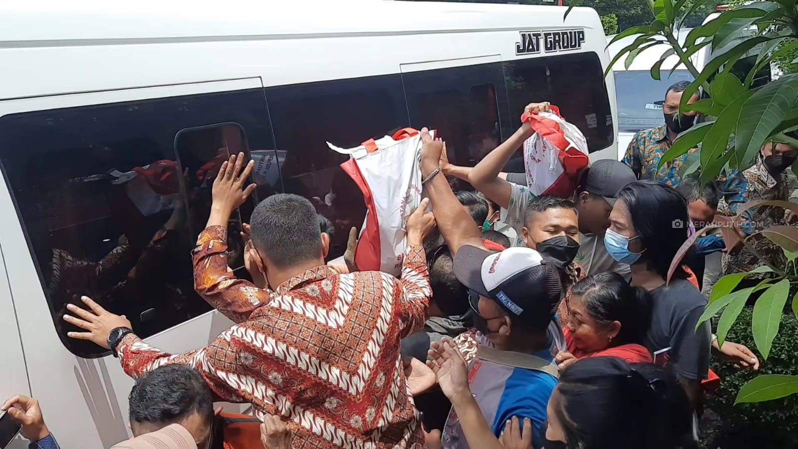 Warga Jatuh Bangun Berebut Paket Sembako dari Jokowi