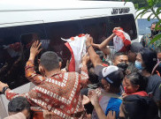 Warga Jatuh Bangun Berebut Paket Sembako dari Jokowi
