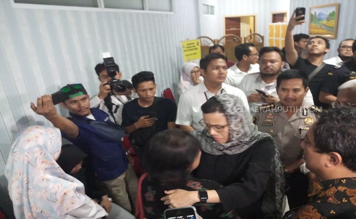 Menkeu Sri Mulyani Temui Keluarga Korban Lion Air JT-610 di RS Polri