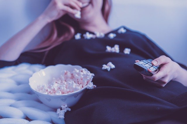 Jangan nonton sambil tidur-tiduran dan nyemil. (Foto pixabay/JESHOOTS-com)
