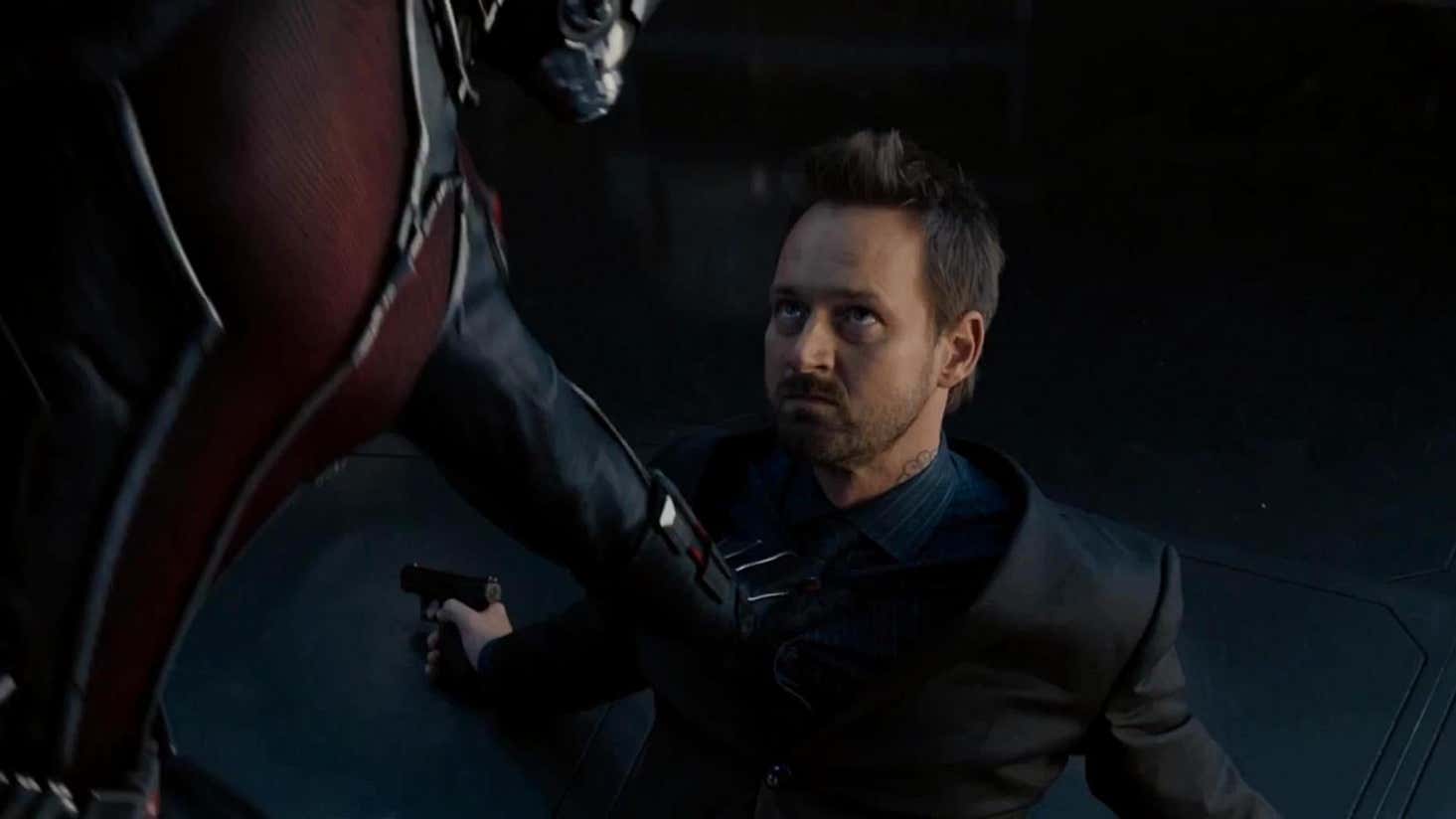 Ada tato lambang Ten Rings di bagian leher. (Foto Marvel)
