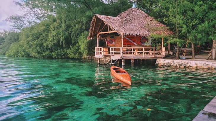 Pemandangan jernihnya air laut di Pulau Macan, Kepulauan Seribu (Foto: Instagram/thisisindonesian)