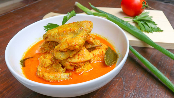 Ketupat kuah kari. (istyle.id)