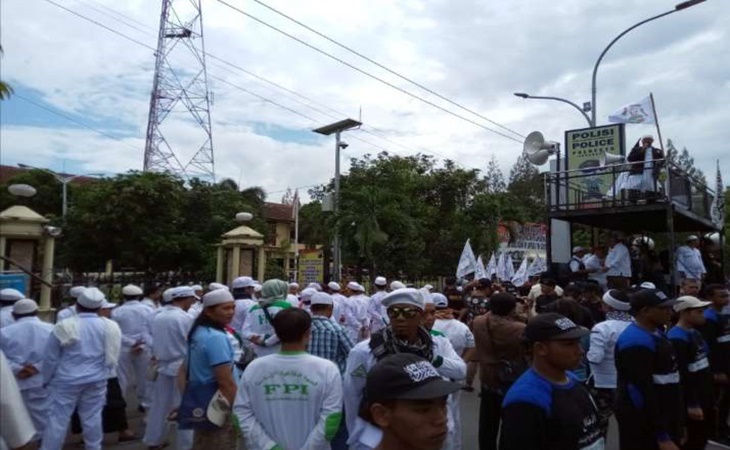 Massa DSKS saat menggelar aksi unjuk rasa di Solo