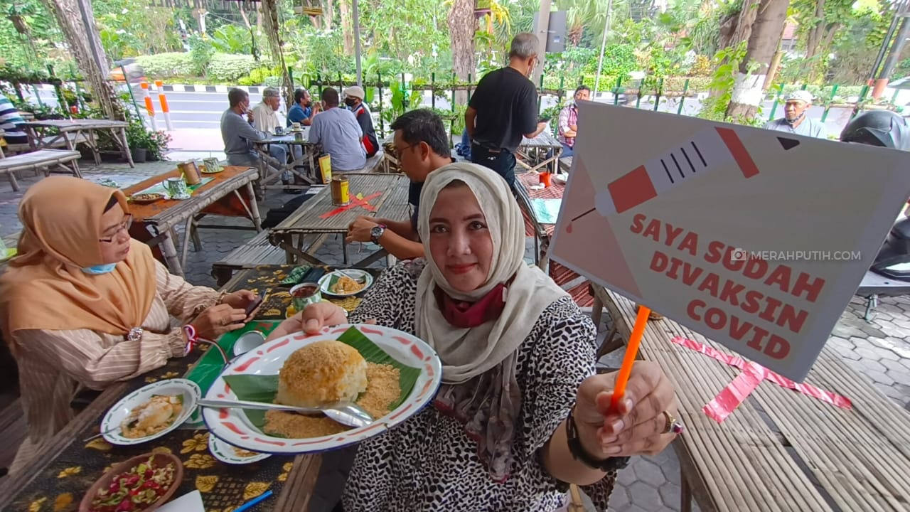 Penjual Ketan di Surabaya Gratiskan Dagangnya Bagi Warga yang Sudah Divaksin