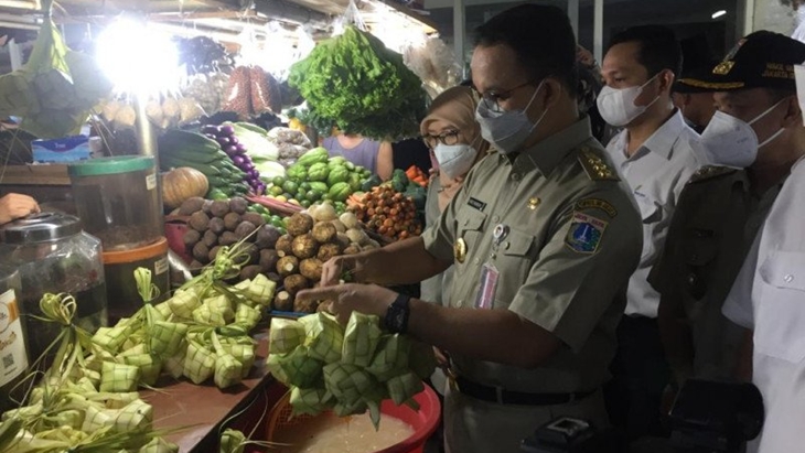 Gubernur Anies Baswedan di pasar. (Foto: Antara)