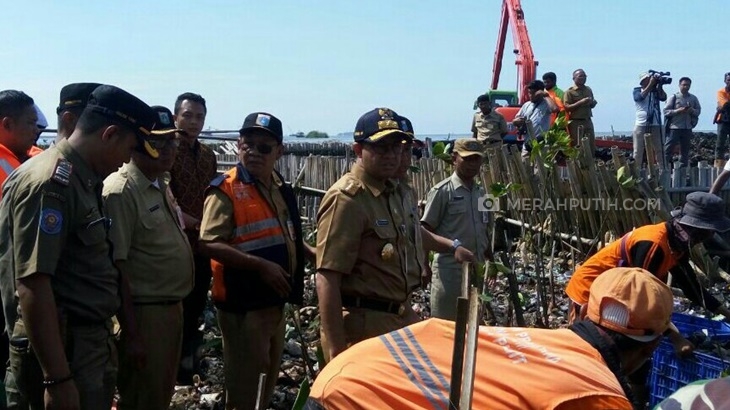Anies Terjun Langsung Bersihkan Sampah di Muara Angke