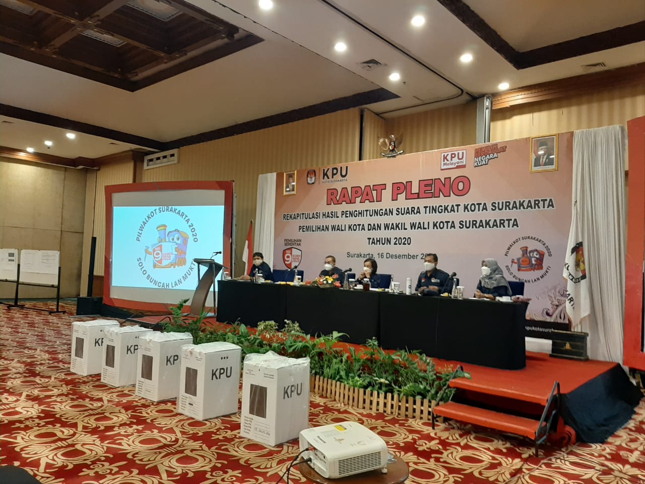 KPU Solo, Jawa Tengah, menggelar rapat pleno rekapitulasi perhitungan suara Pilwakot Solo, Rabu (16/12). (MP/Ismail)