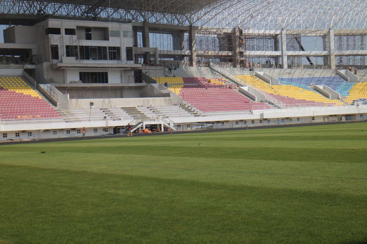 Penampakan rumput Stadion Manahan, Solo, Jawa Tengah. Foto: MP/Ismail