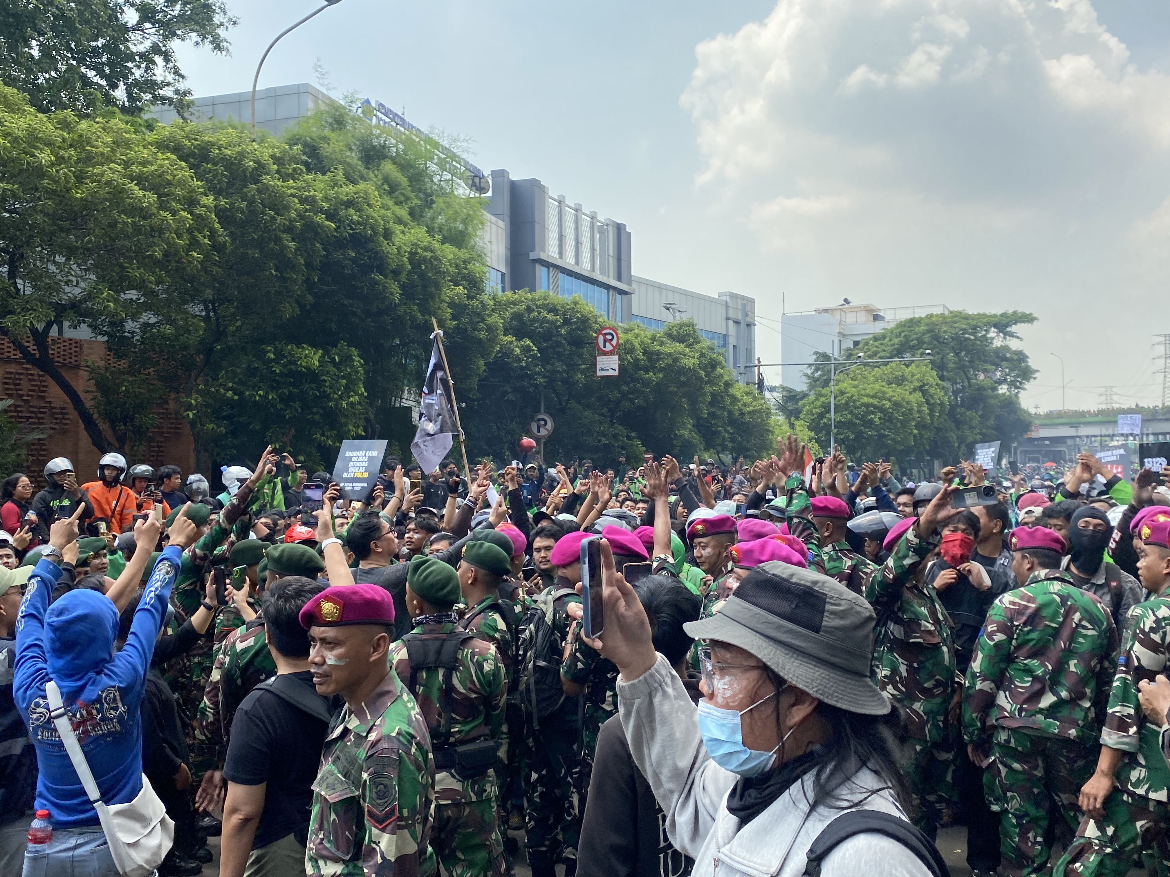 Dihalau Aparat Marinir, Massa Ojol Ngotot Mau Ketemu Komandan Brimob