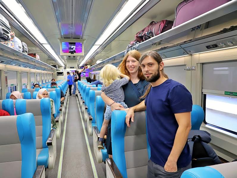 KAI Antar Wisatawan Mancanegara Taklukkan Destinasi Favorit di Jawa-Sumatera, Stasiun Gambir Jadi Paling Ramai