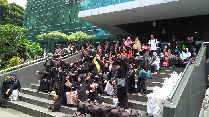 Lihat Nih Genitnya Ibu-ibu Pendukung Buni Yani yang Tak Bisa Masuk Ruang Sidang