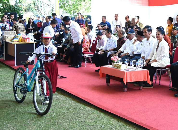 Martainah dan Irmayati Dapat Hadiah Sepeda dari Jokowi Tanpa Jawab Kuis. Kok Bisa?  