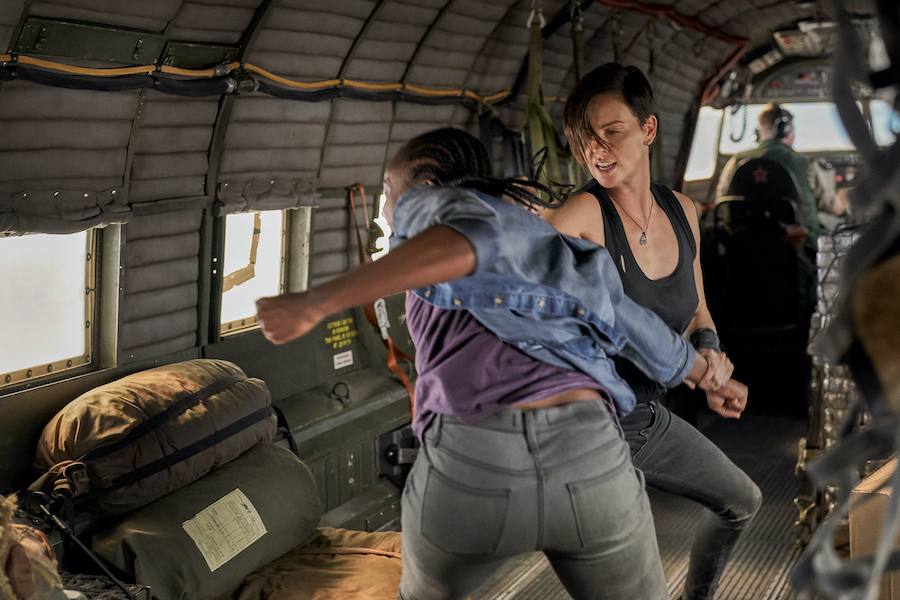 Film The Old Guard Diperanka oleh Charlize Theron dan Kiki Layne (Foto: Cinema Blend)