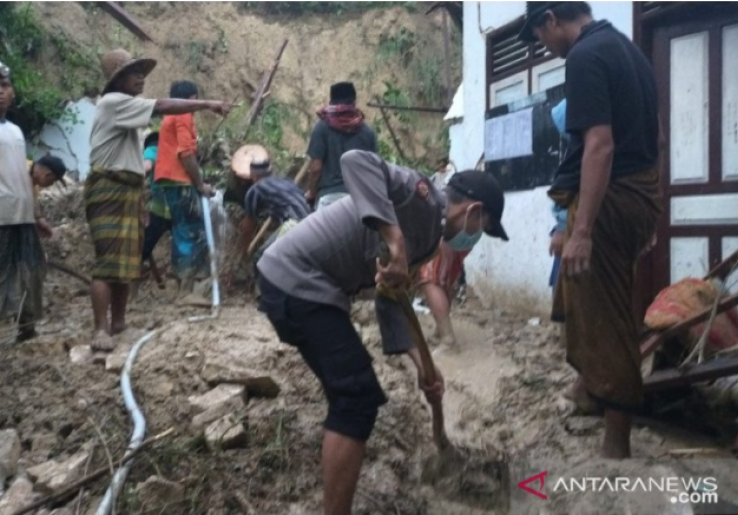 Lima Orang Meninggal Dunia Akibat Tanah Longsor di Pamekasan Madura