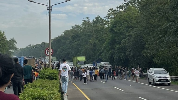 Warga Tutup Jalan Tol Cipularang, Polri: Kalau Tidak Diatur Lebih Macet Lagi