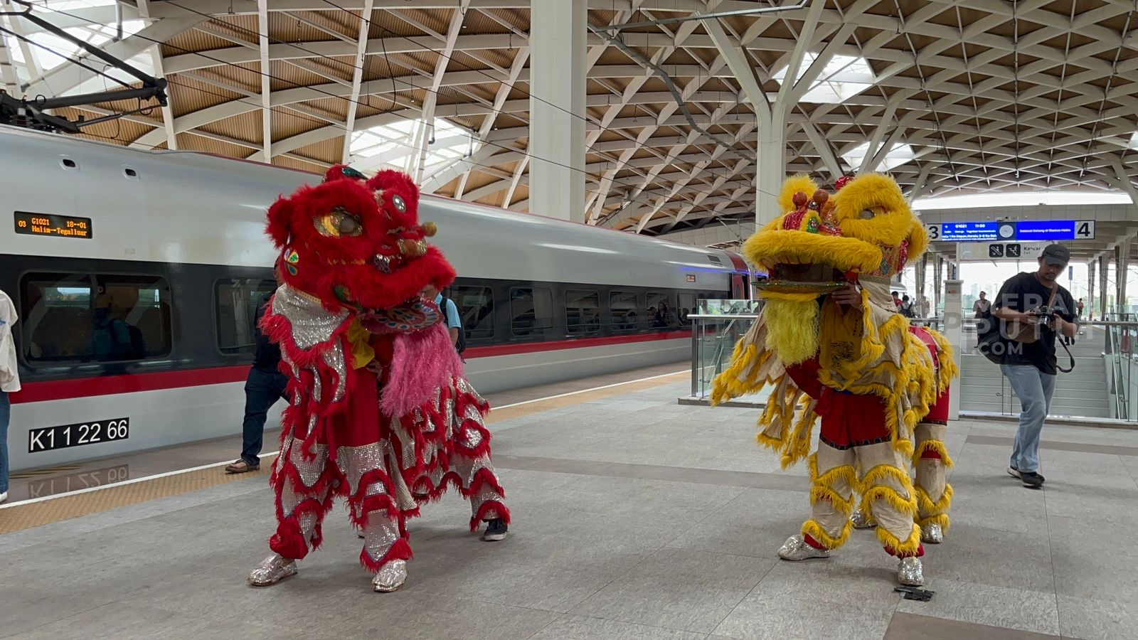 Ramaikan Libur Imlek 2026, Barongsai Beraksi di Stasiun Whoosh Halim dan Padalarang