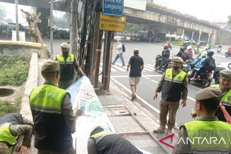 Satpol PP DKI Tertibkan 2.792 Alat Peraga Kampanye Partai Politik